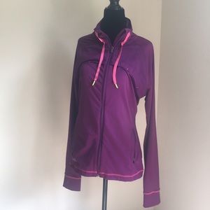 Under Armour semi fitted Sz Large